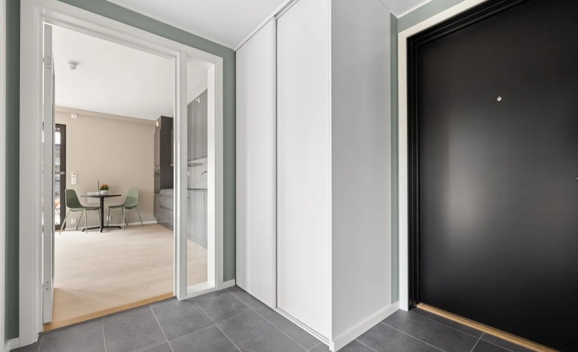 Entreen har en praktisk skyvedørsgarderobe som skjuler oppbevaringsplass for sko og yttertøy. Galleribilde