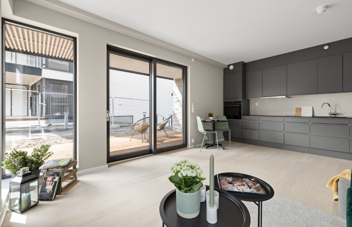 Stue og kjøkken i en åpen løsning. Galleribilde