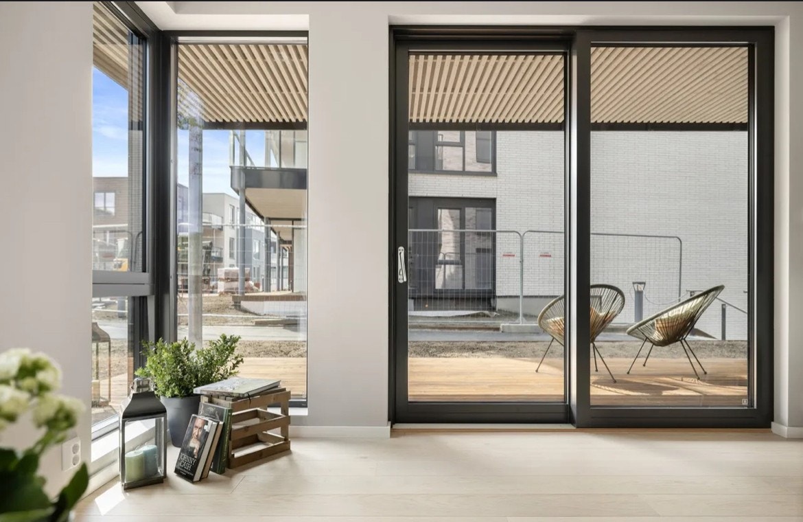 Oppholdsrommet leder ut til en stor markterrasse på ca 17 kvm. Galleribilde