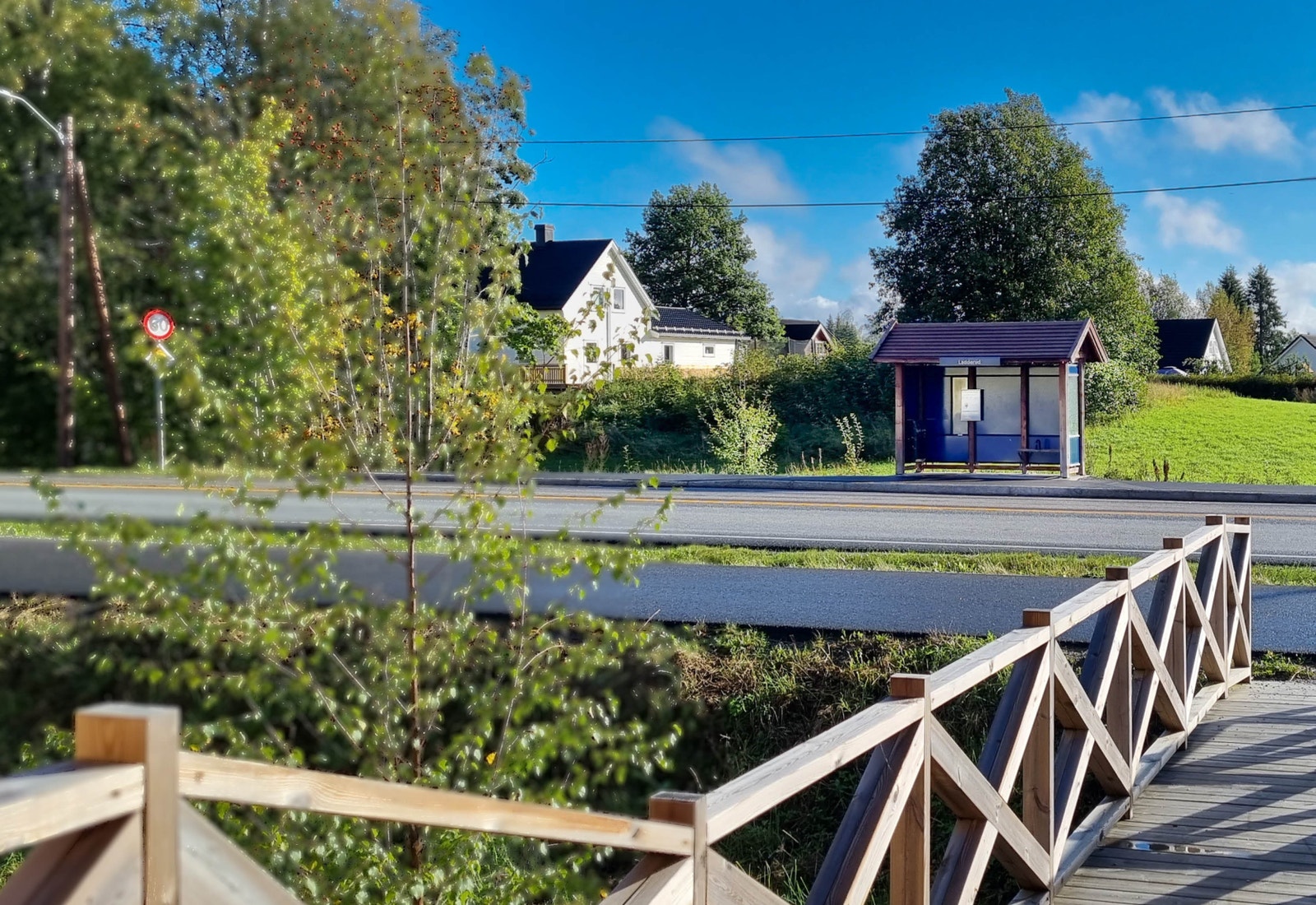 Det er flere hyggelige smett på feltet med bruer over til gangvei og bussholdeplass. Bussen går hvert kvarter og bruker ca. 4 min til Råholt sentrum Galleribilde