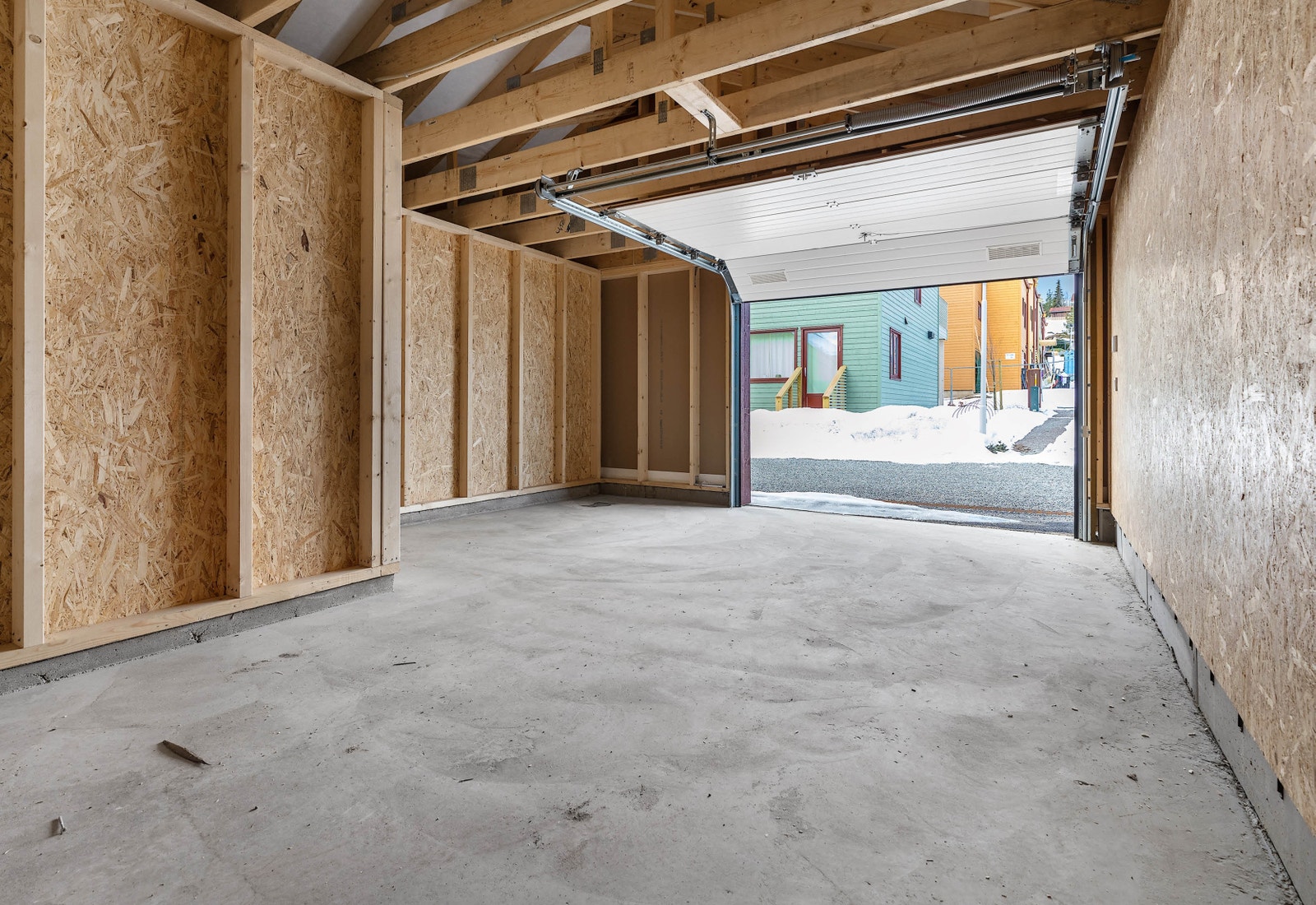Garasje i garasjerekke, med åpen sportsbod, samt lagringsmulighet over garasjeplass Galleribilde