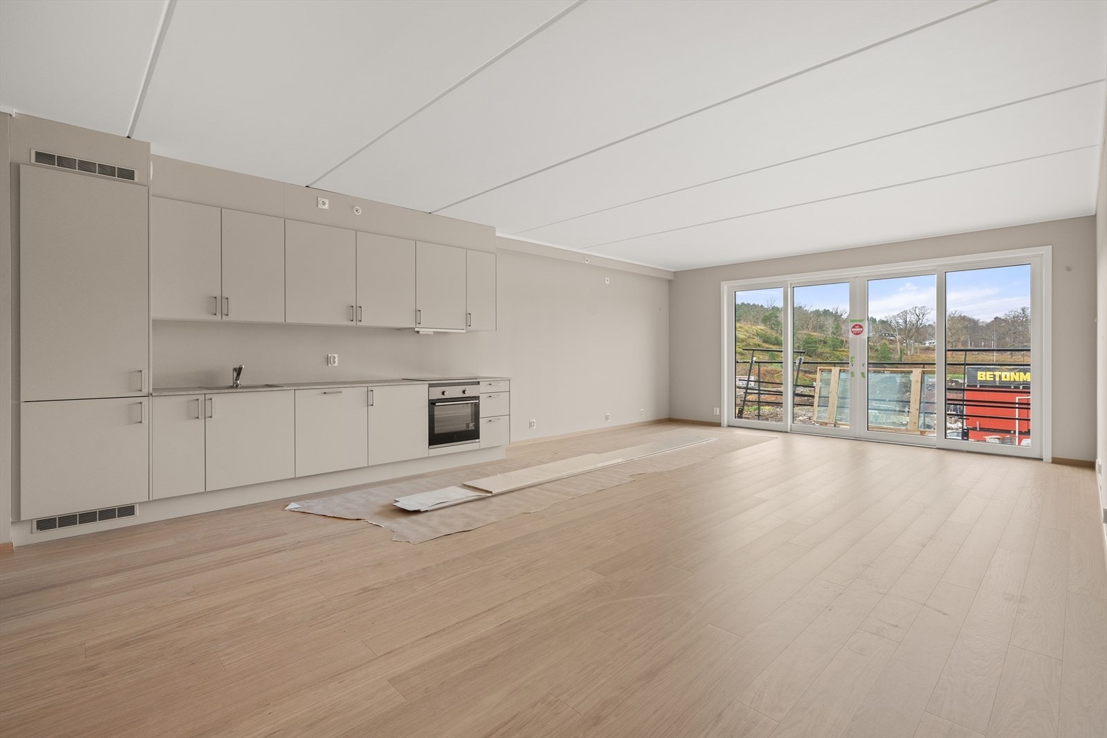 Romslig og lys stue med kjøkken i åpen løsning Galleribilde