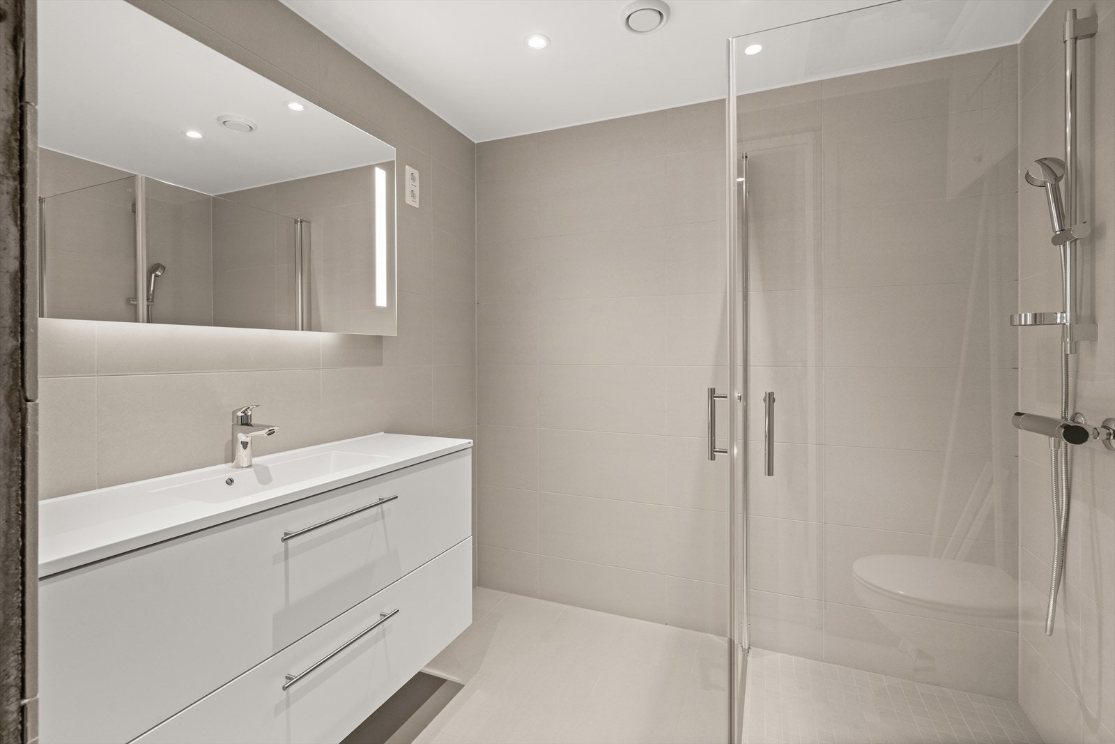 Pent flislagt bad Galleribilde