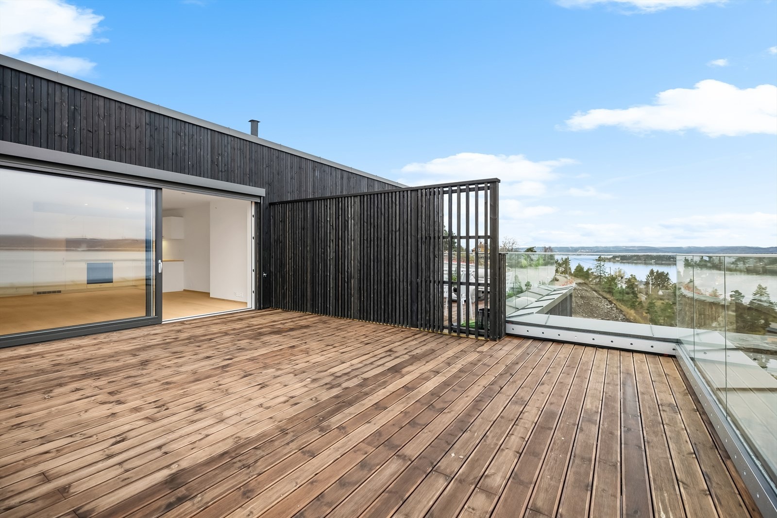Leiligheten har en rå takterrasse med meget gode solforhold Galleribilde