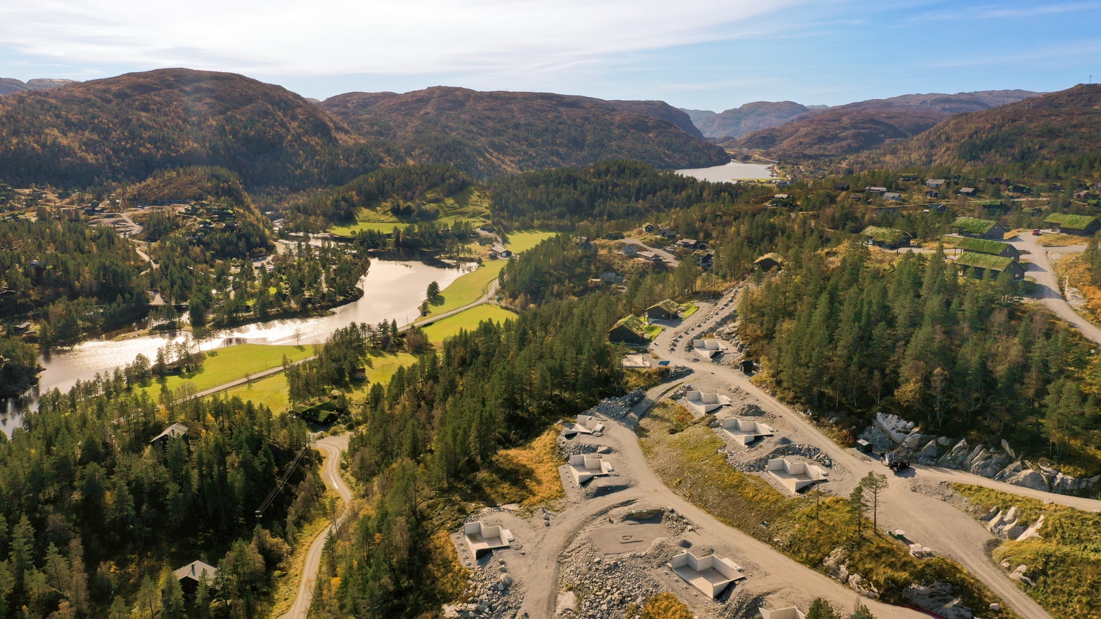 Oversikt mot Sageneset. Skisporet går over jordene som viser på bildet her. Galleribilde