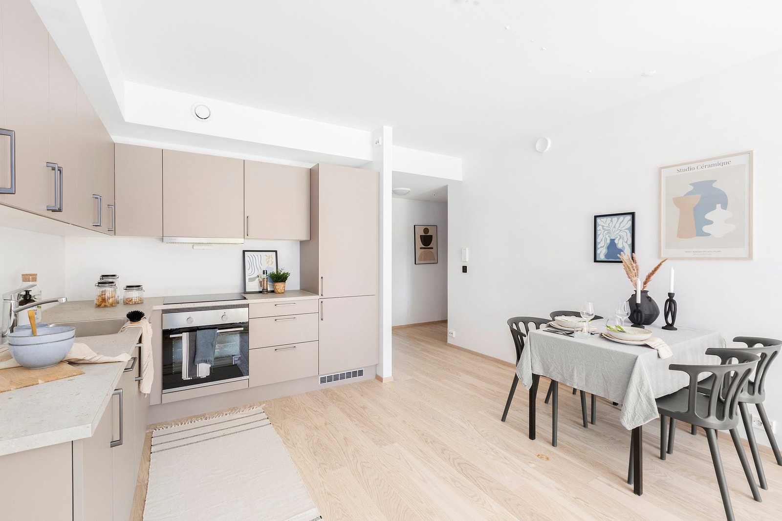 Plass til spisestue som knytter kjøkken og stue sammen. Galleribilde