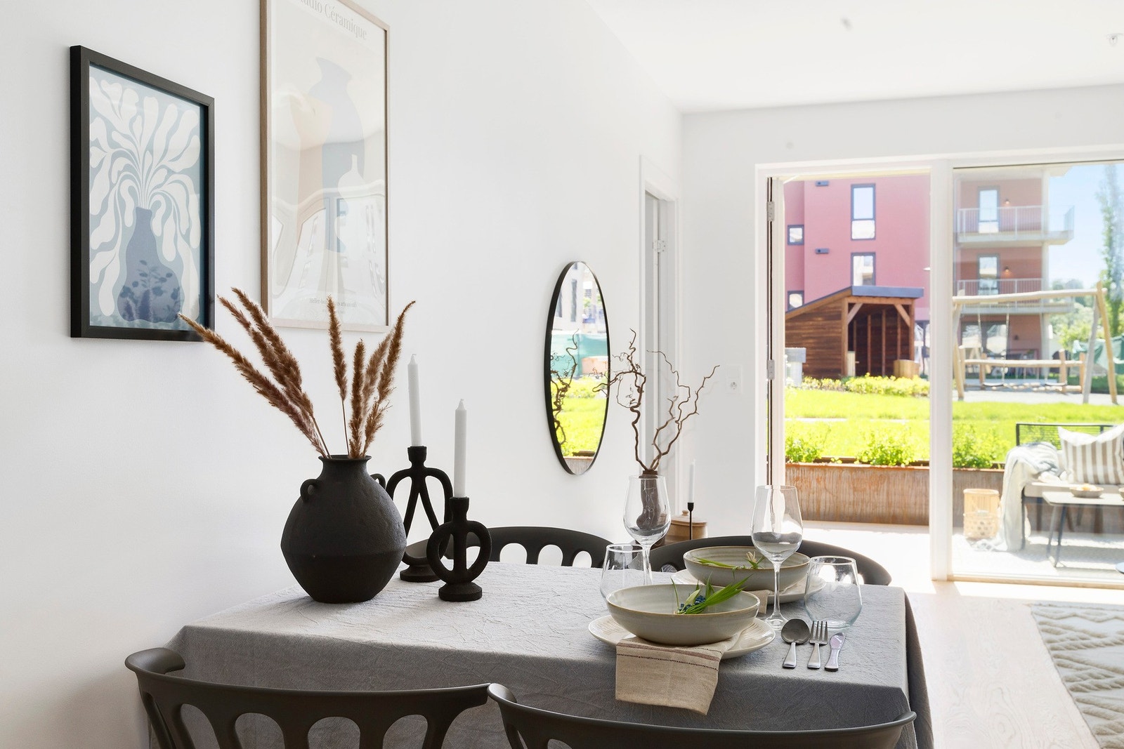 Store vinuoverflater som slipper inn godt med lys. Galleribilde