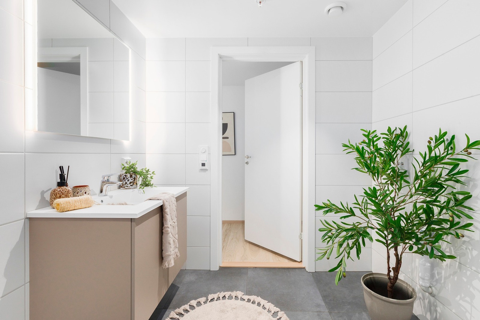 Baderomsmøbel fra HTH med heldekkende servant. Speil med integrert belysning Galleribilde