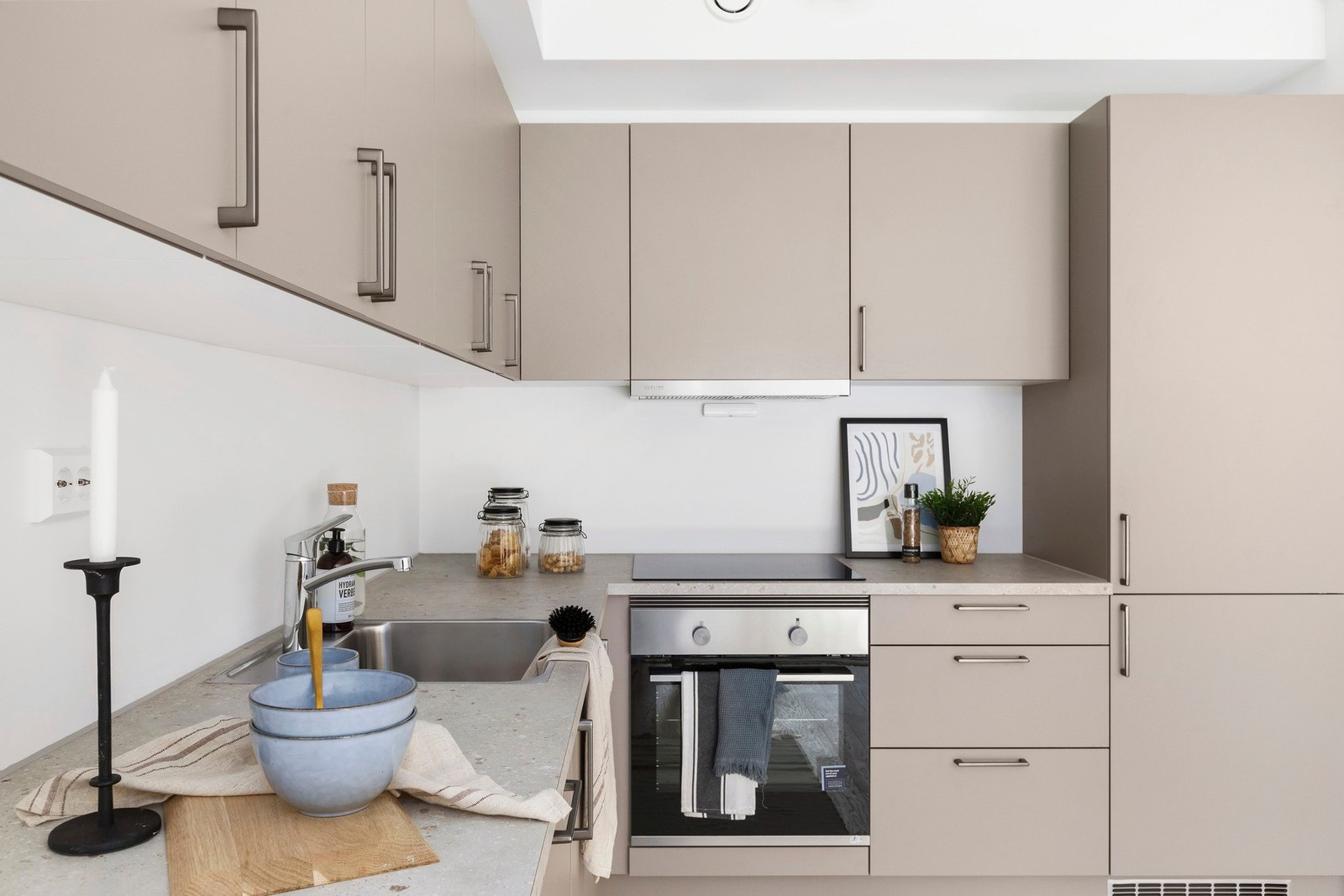 Her er
det tilrettelagt for effektiv hverdag med kort vei til barnehage, skole og jobb, og du får matbutikk like ved. Galleribilde