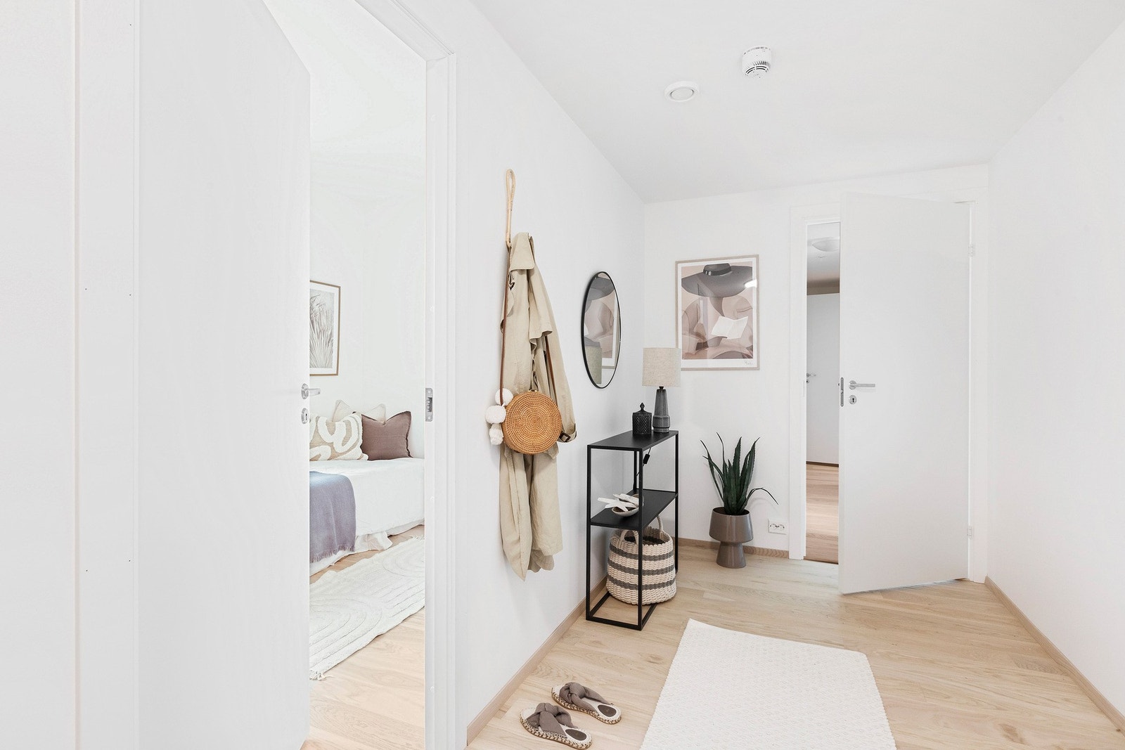 Romslig og adskilt gang med plass til garderobeinnredning. Galleribilde