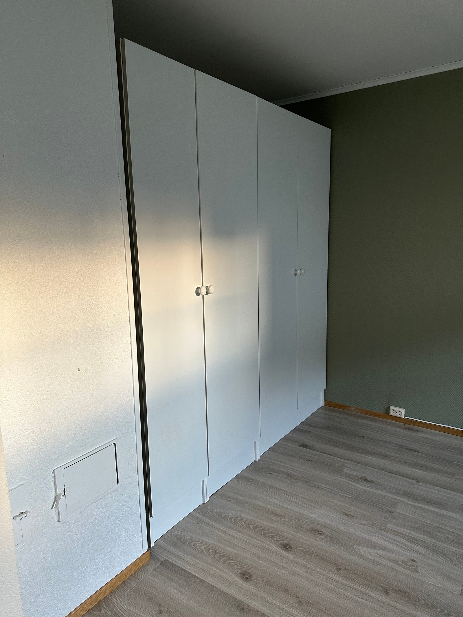 Soverom med god skapplass Galleribilde