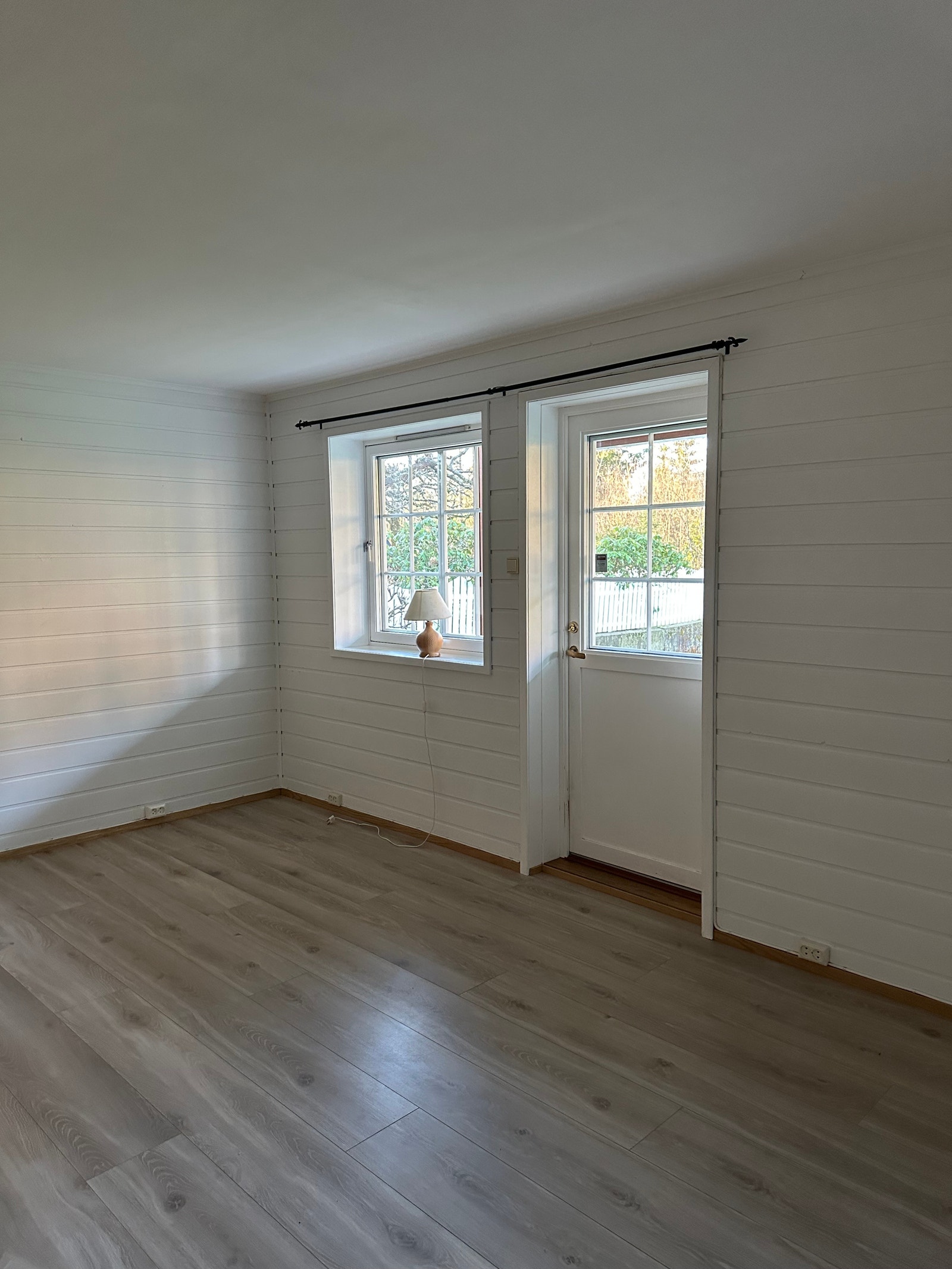 Stue med utgang til egen uteplass Galleribilde