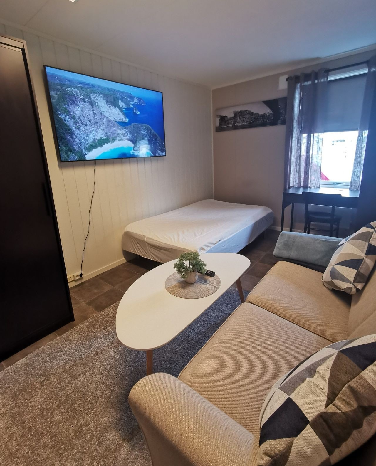 Eksempelrom. Sett eget preg på ditt rom med sofa, bord, teppe, tv og bilder. Grunnmøbler er 120-cm seng ,garderobeskap, skrivebord/stol og bokhylle. Galleribilde