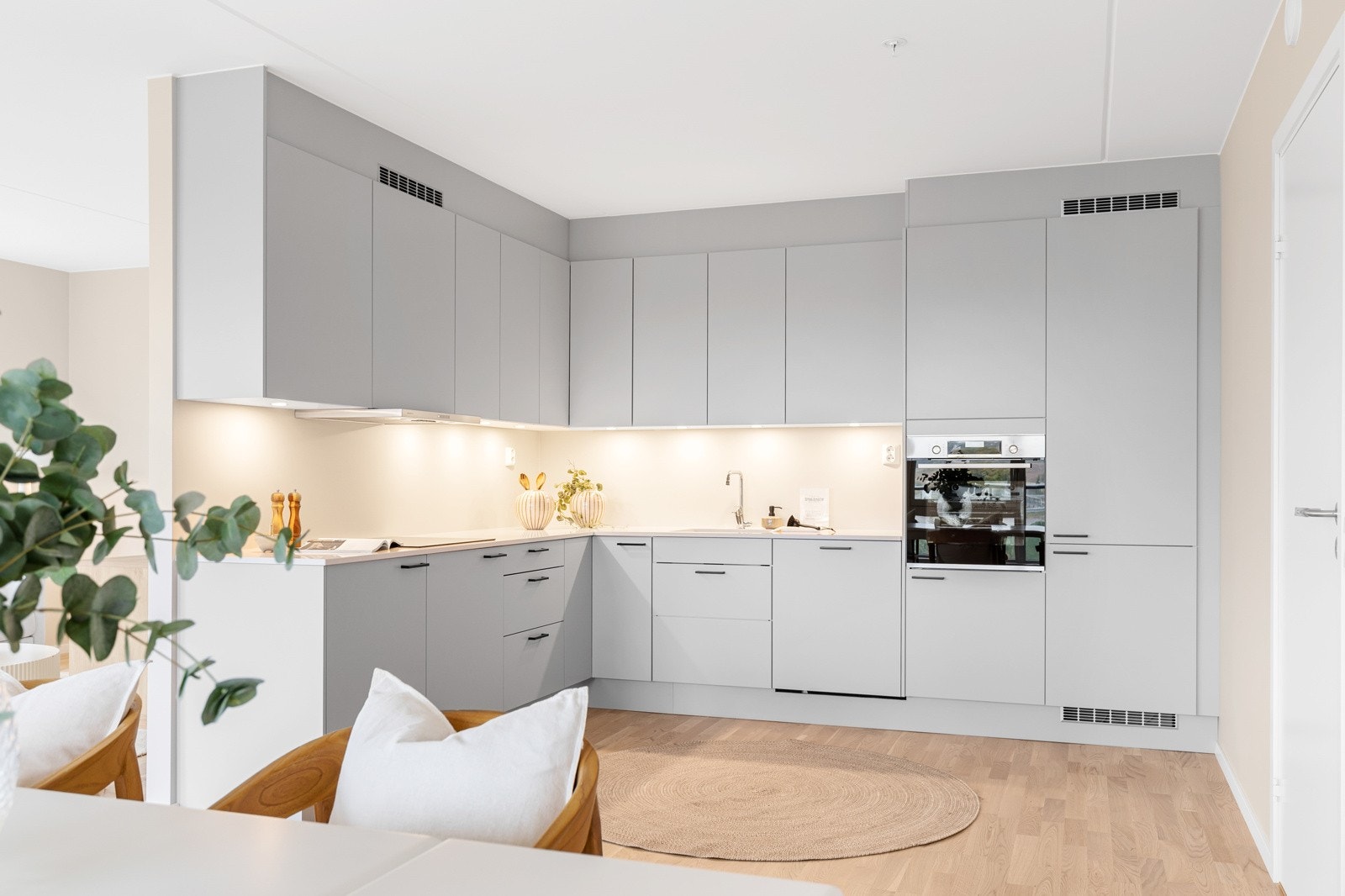 Åpen stue og kjøkkenløsning. Bildet er hentet fra en lik leilighet i etasjen under. Galleribilde