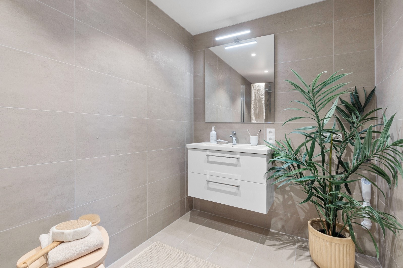 Bad. Bildet er hentet fra en lik leilighet i etasjen under. Galleribilde