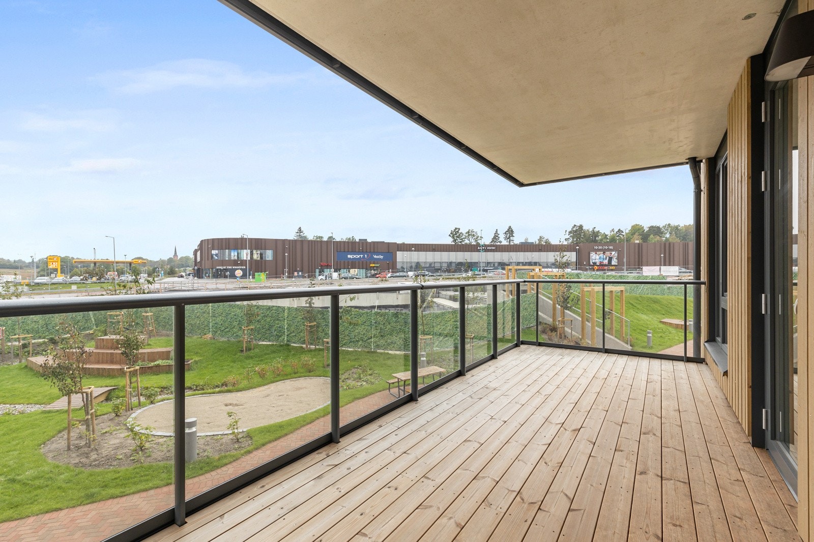 Stor balkong med utsikt mot bakgården. Bildet er hentet fra en lik leilighet i etasjen under. Galleribilde