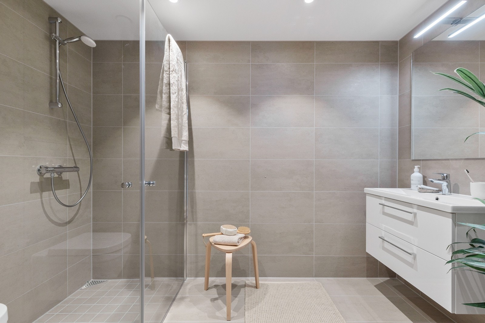 Bad. Bildet er hentet fra en lik leilighet i etasjen under. Galleribilde