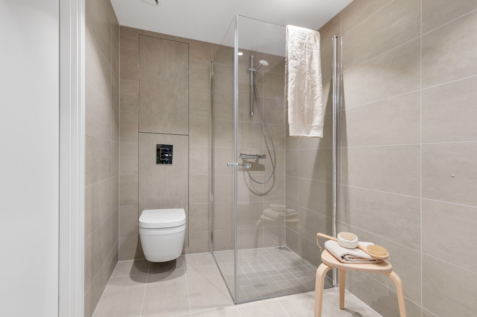 Pent flislagt bad med opplegg for vaskemaskin. Bildet er hentet fra en lik leilighet i etasjen under. Galleribilde