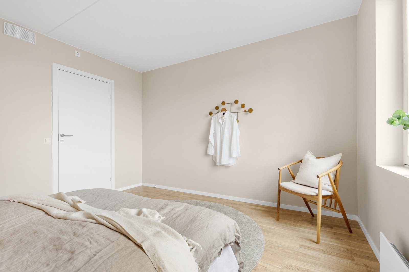 God plass til garderobeløsning på soverom 2. Bildet er hentet fra en lik leilighet i etasjen under. Galleribilde