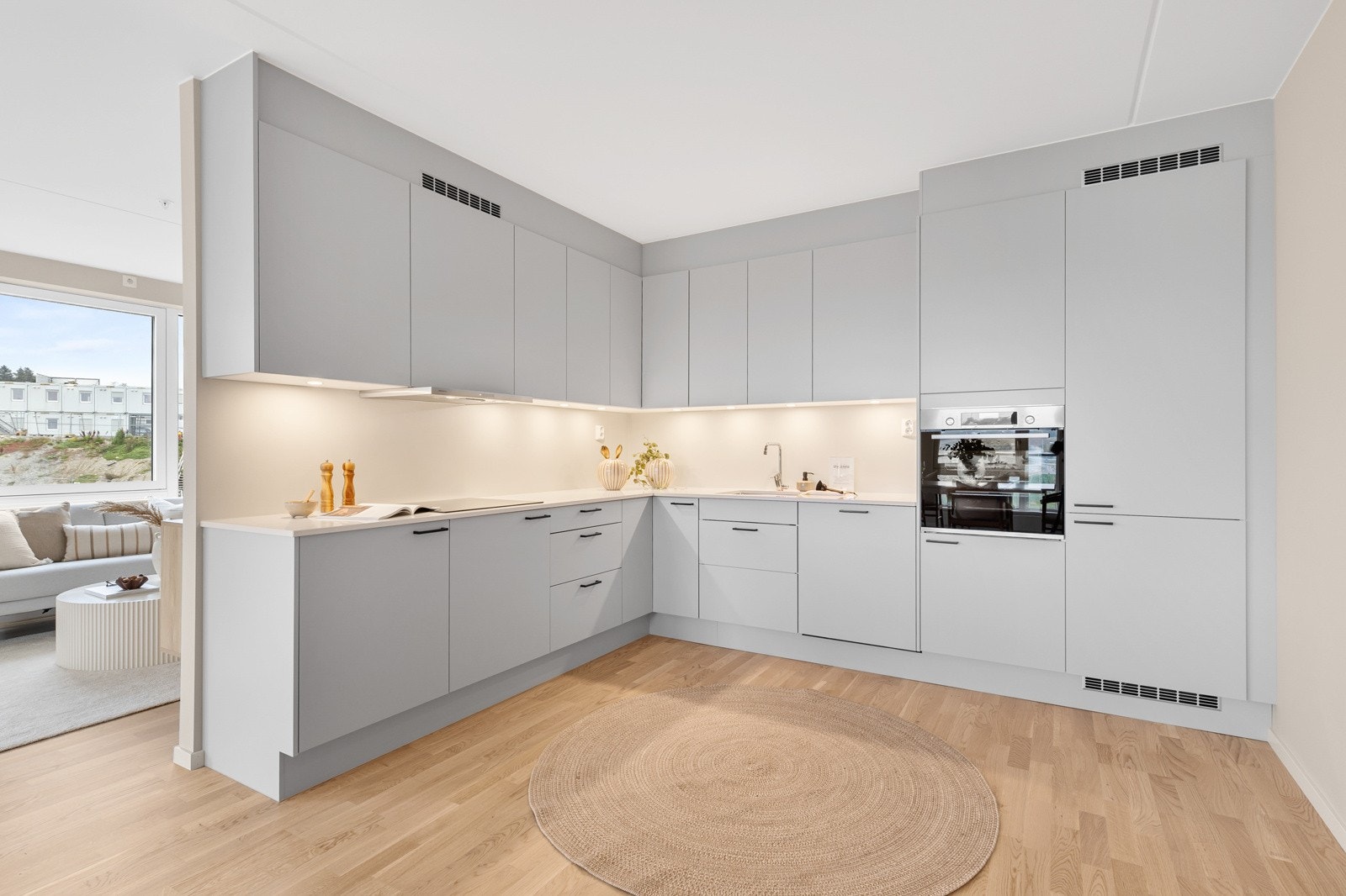 Stilrent og påkostet kjøkken fra Signal med lekker silestone benkeplate. Stor og flott 4-roms med mange gode kvaliteter! Bildet er hentet fra en lik leilighet i etasjen under. Galleribilde