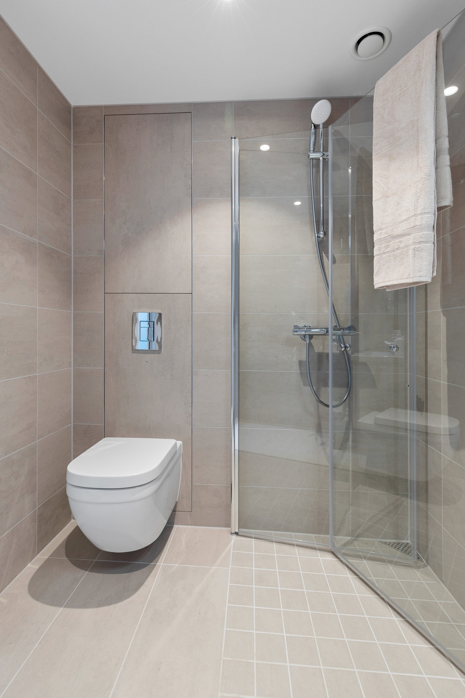 Bad. Bildet er hentet fra en lik leilighet i etasjen under. Galleribilde