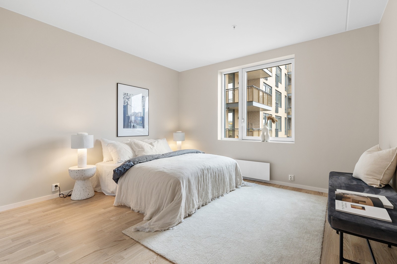 Hovedsoverom med god plass til garderobeløsninger. Bildet er hentet fra en lik leilighet i etasjen under. Galleribilde