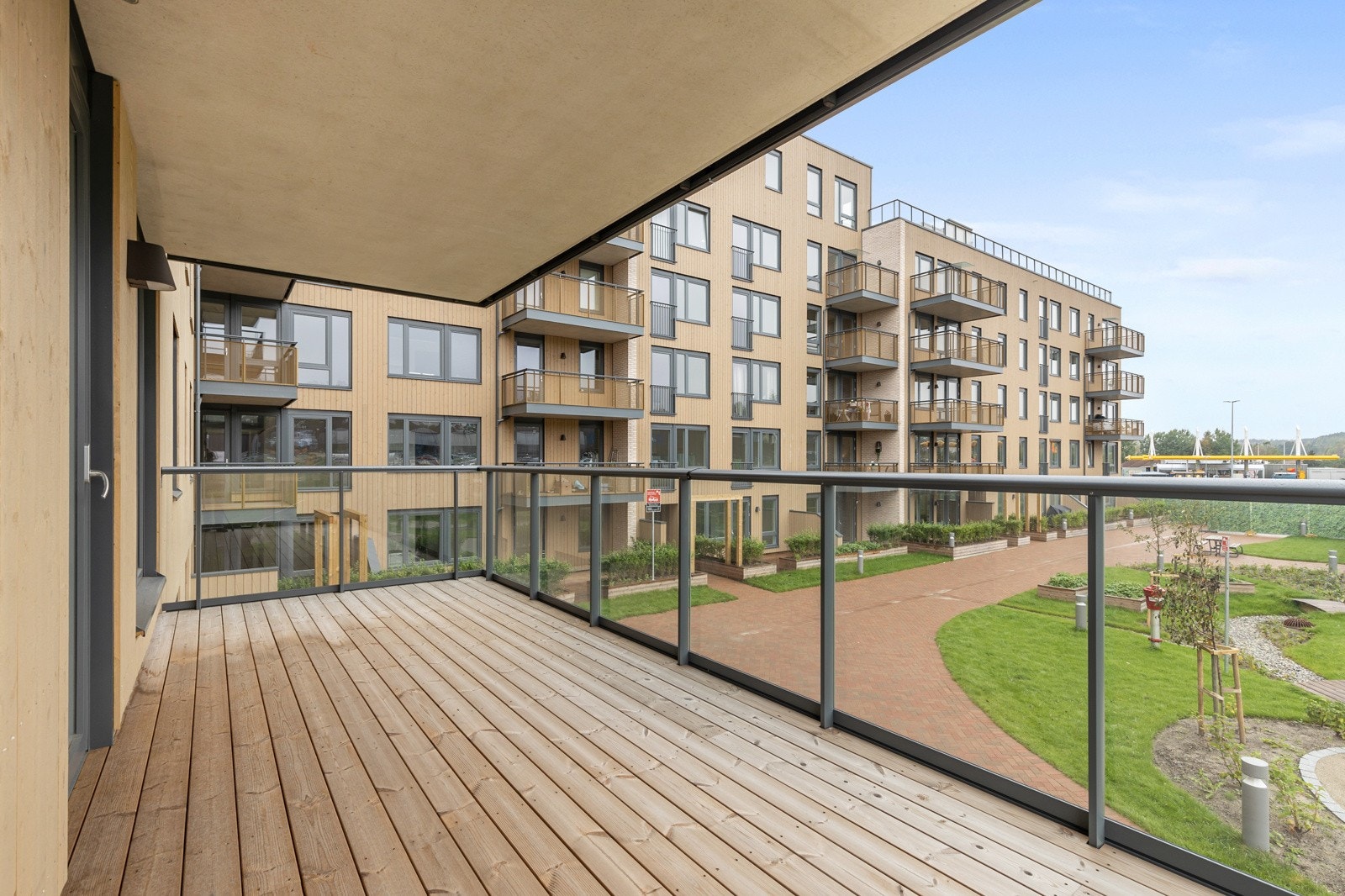 God plass til sittegruppe og grill. Bildet er hentet fra en lik leilighet i etasjen under. Galleribilde