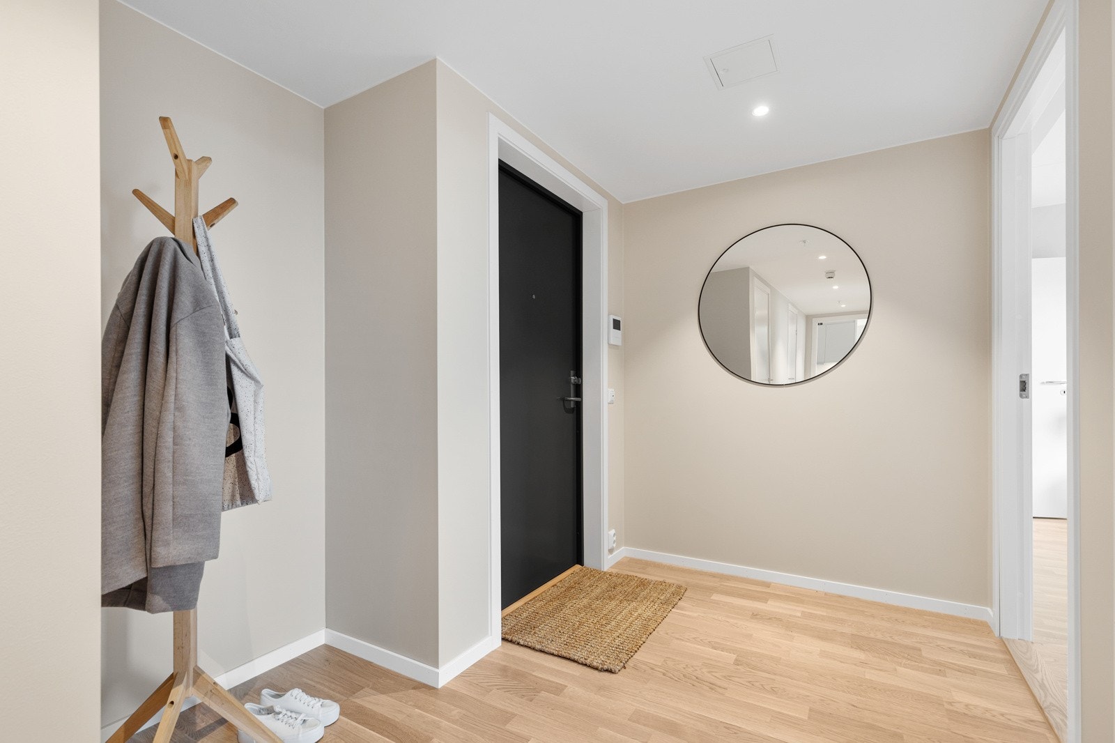 Romslig entré med plass til garderobeløsning. Bildet er hentet fra en lik leilighet i etasjen under. Galleribilde