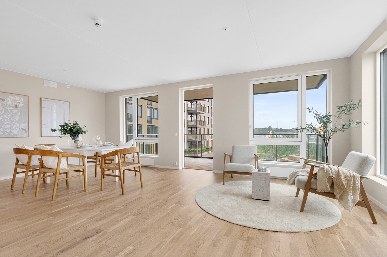 Stue med utgang til stor balkong. Bildet er hentet fra en lik leilighet i etasjen under. Galleribilde