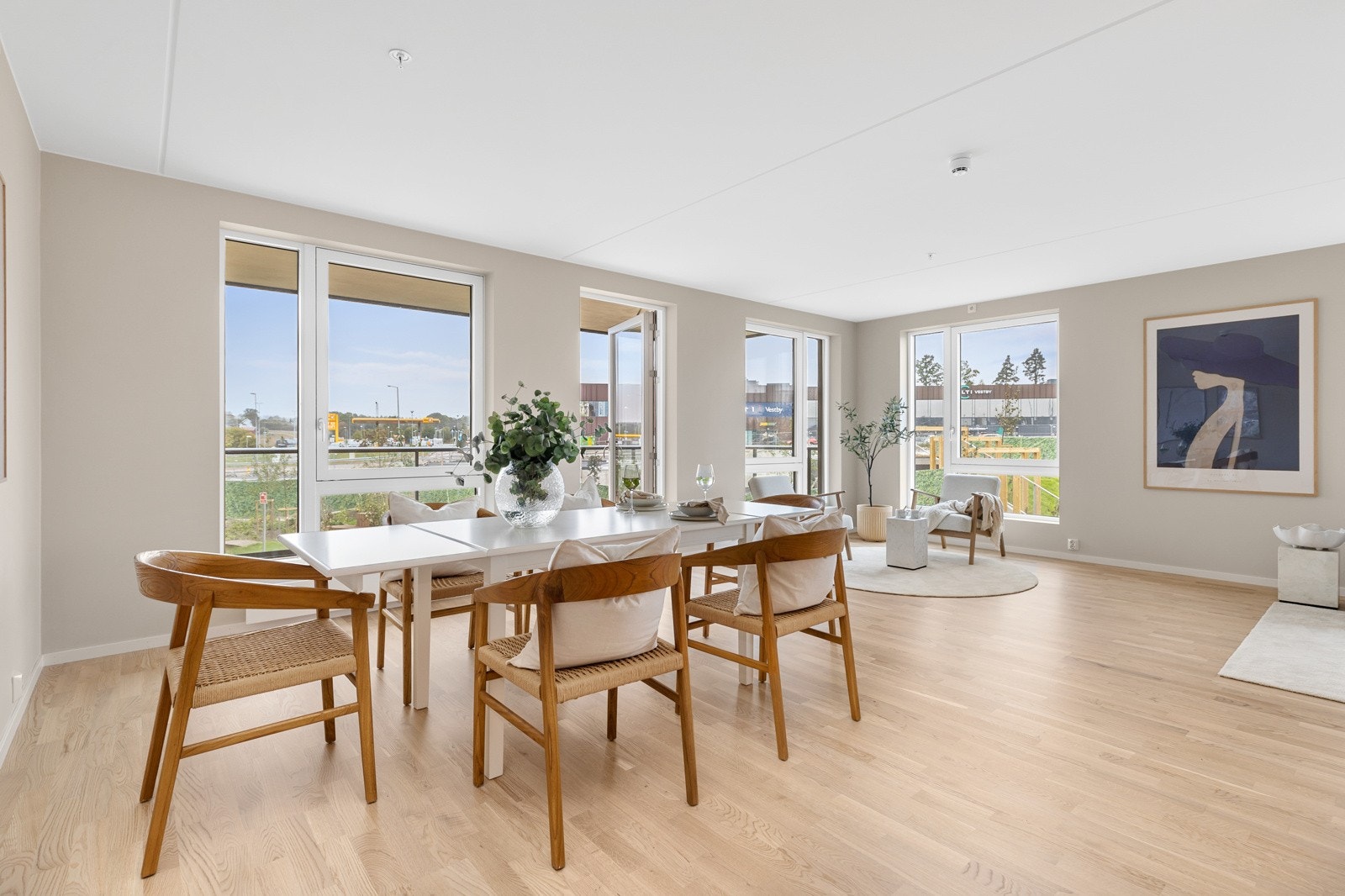 Store vinduer som slipper godt inn med lys. Bildet er hentet fra en lik leilighet i etasjen under. Galleribilde