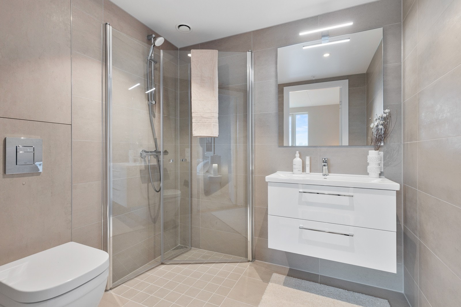 Lekkert flislagt bad fra hovedsoverom. Bildet er hentet fra en lik leilighet i etasjen under. Galleribilde