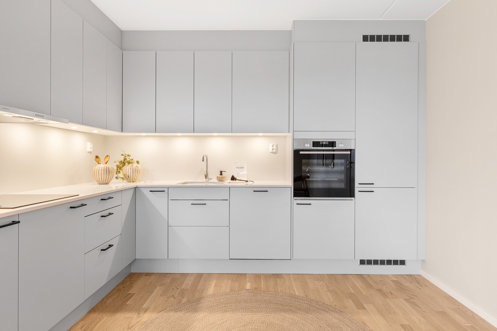 Integrerte hvitevarer medfølger. Bildet er hentet fra en lik leilighet i etasjen under. Galleribilde