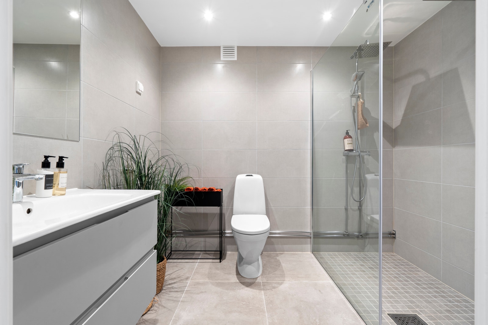 Bad- det er nå vaskemaskin på badet Galleribilde