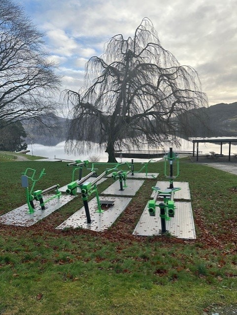 Bilde fra Ålgård med treningsapparater satt opp rett ved vannet. Galleribilde