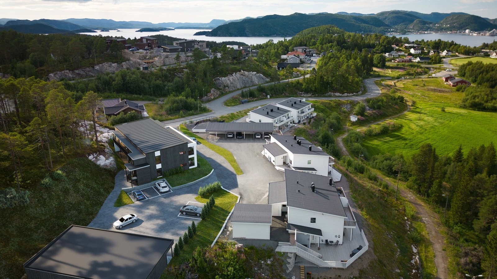 Områdebilde. Alle leilighetene har egen carport med stor egen bod på ca. 12 kvm. Galleribilde