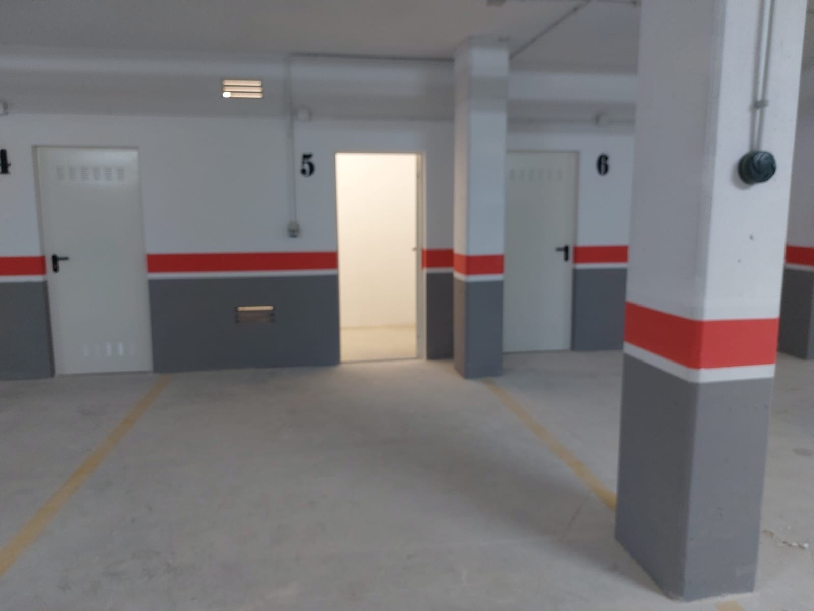 Parkeringsplass i garasjen, Galleribilde