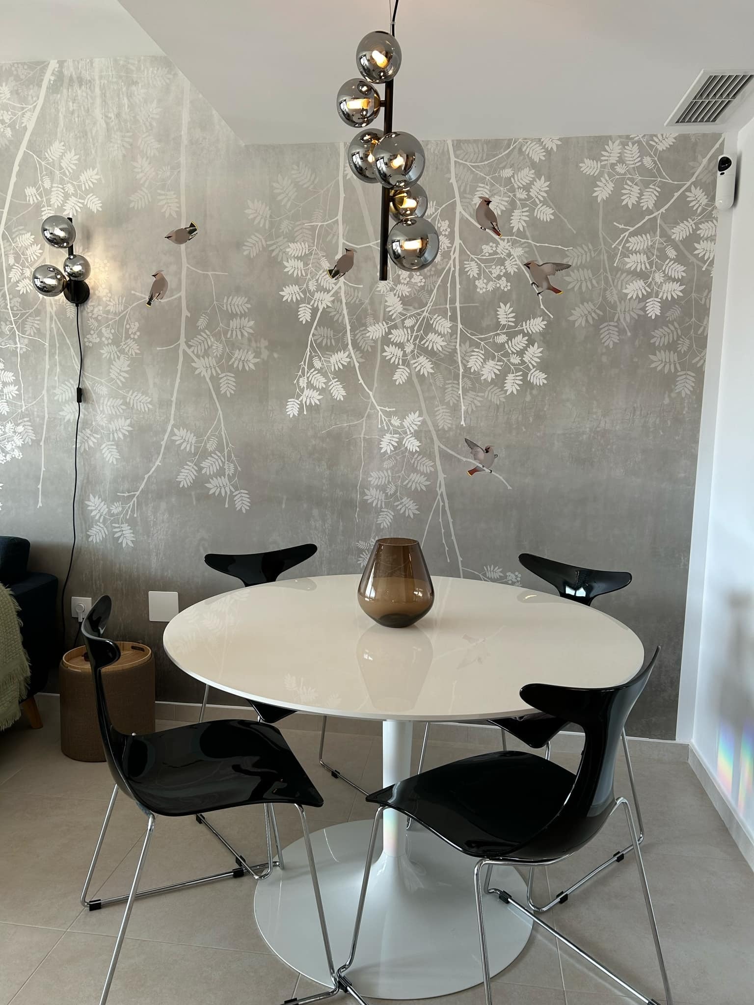 Spisestuen, en femte stol kan settes frem ved behov Galleribilde