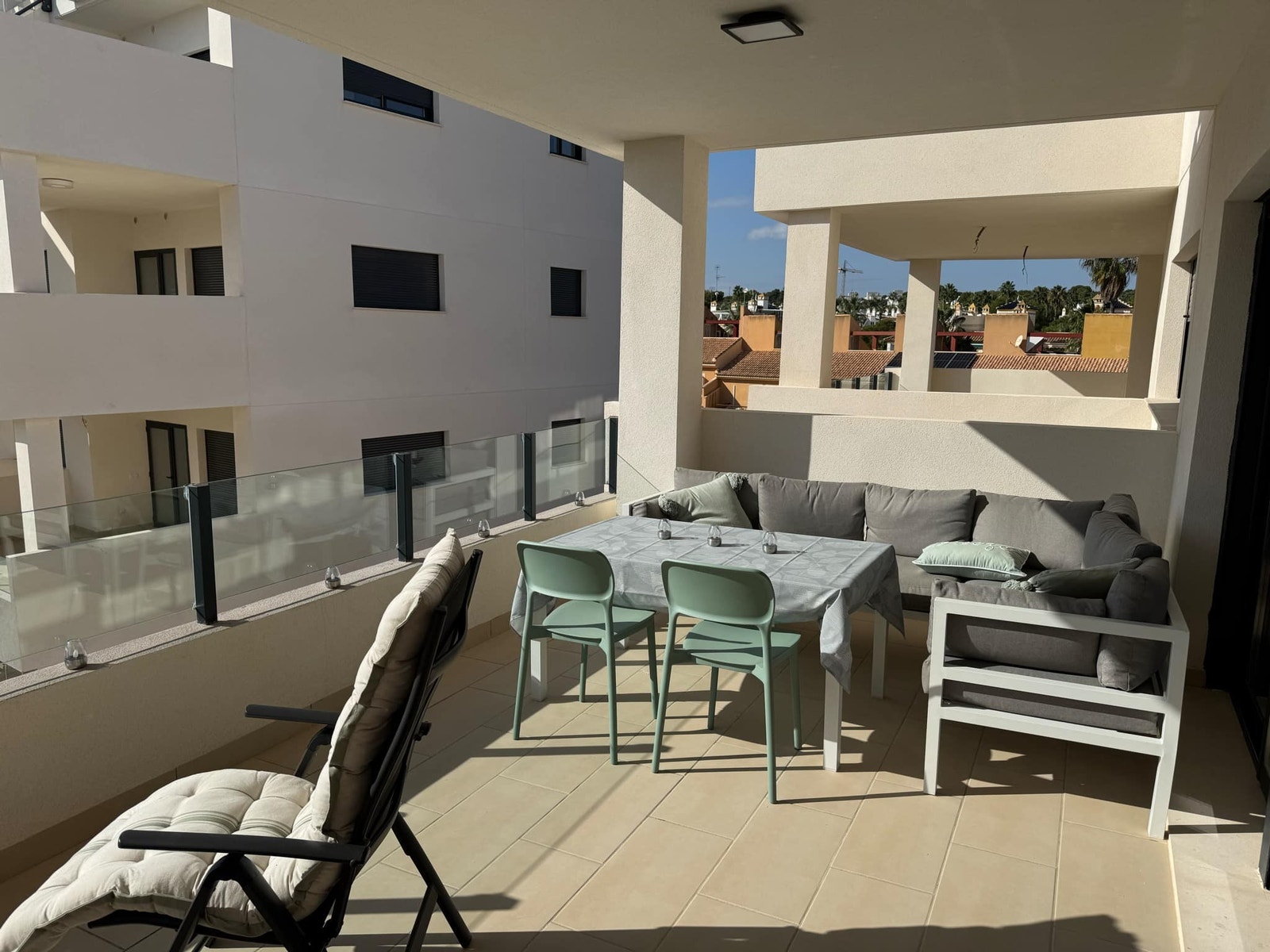 Det er god plass til middag og å sole seg på balkongen Galleribilde