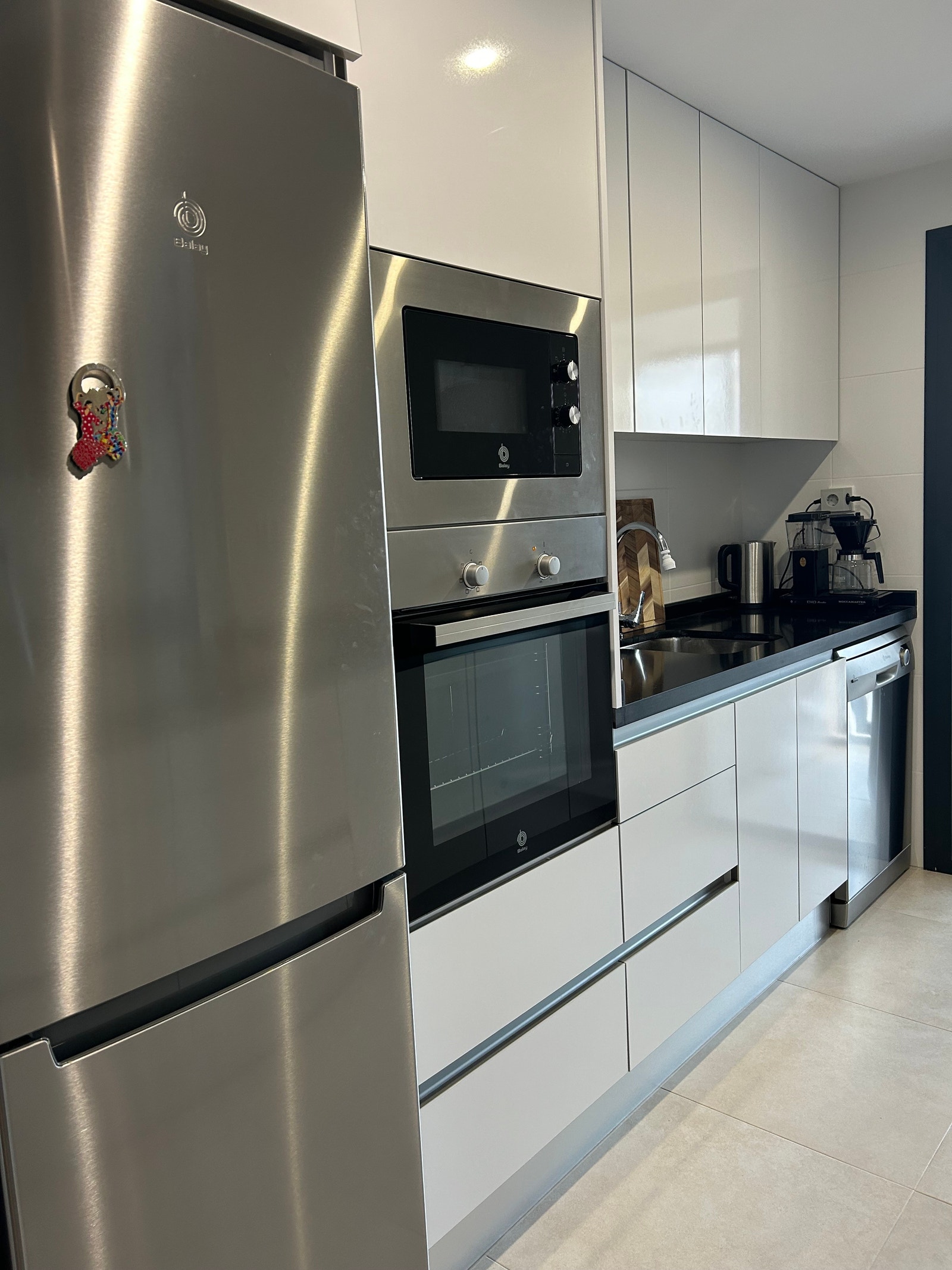 Kjøleskap, komfyr og mikrobølgeovn Galleribilde