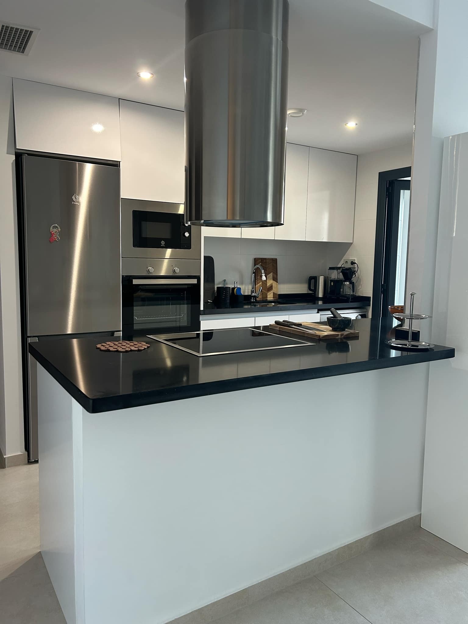 Kjøkkenet er godt utstyrt med det man trenger for å lage mat Galleribilde