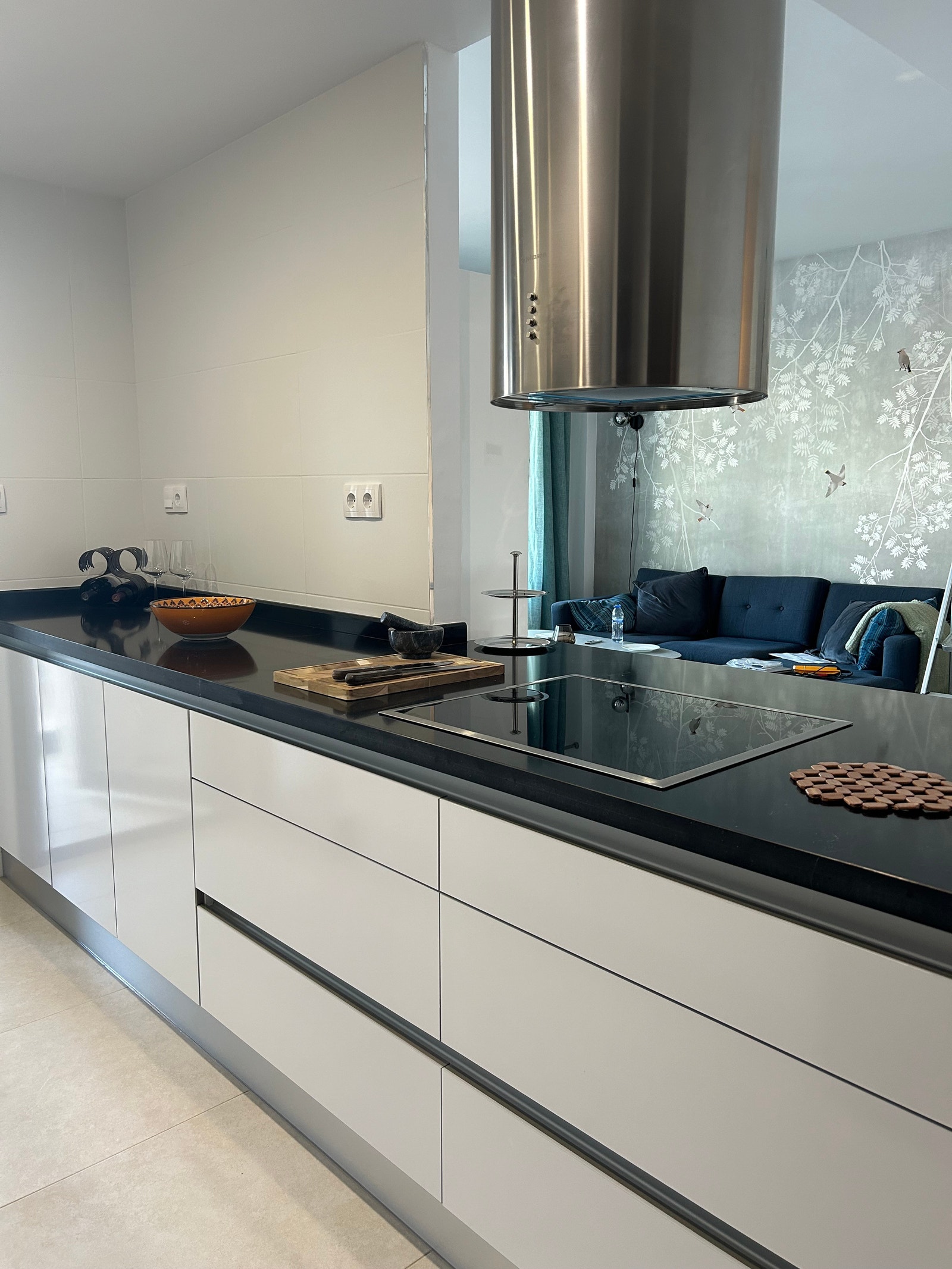 Kjøkkenet er godt utstyrt med det man trenger for å lage mat Galleribilde