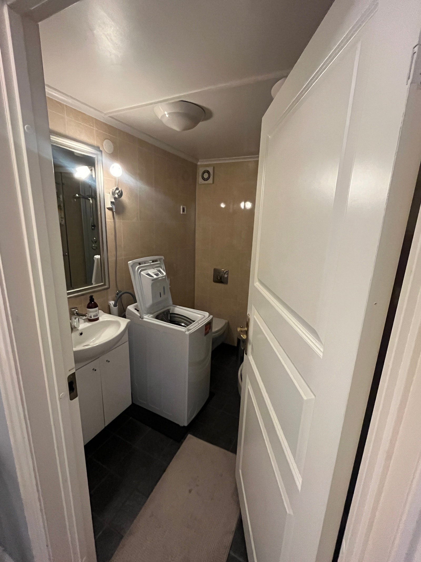 Bad med vaskemaskin og dusjkabinett Galleribilde