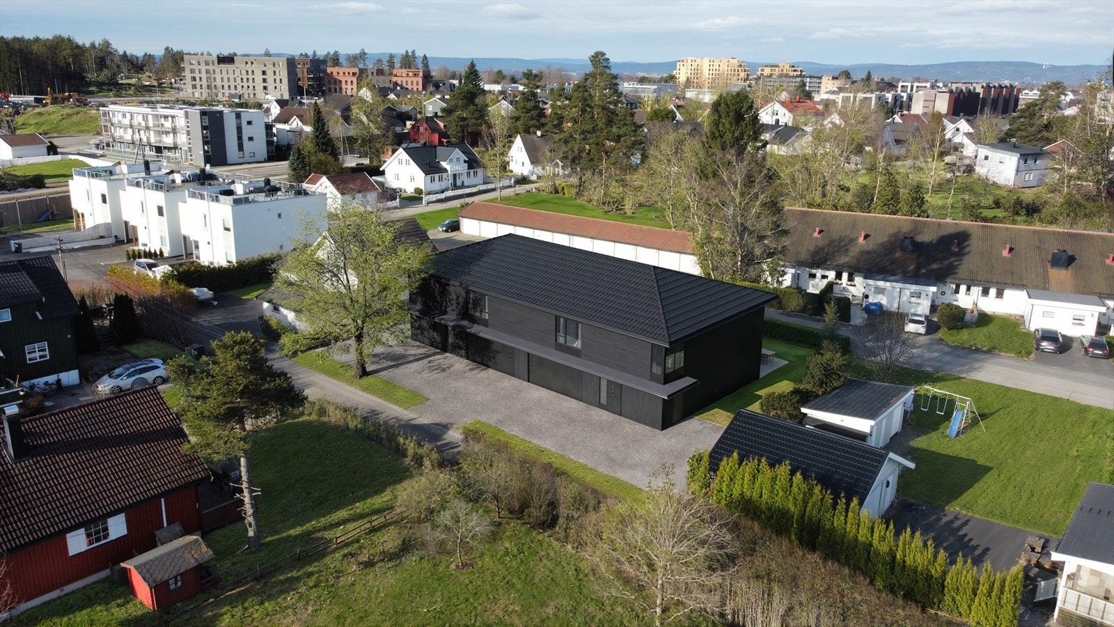 ½ part av tomannsbolig med ca. 650 m til Jessheim sentrum. Boligen er på 217 kvm BRA som inkluderer en dobbel garasje. I tillegg er det gode parkerings muligheter på gårdsplassen. Galleribilde