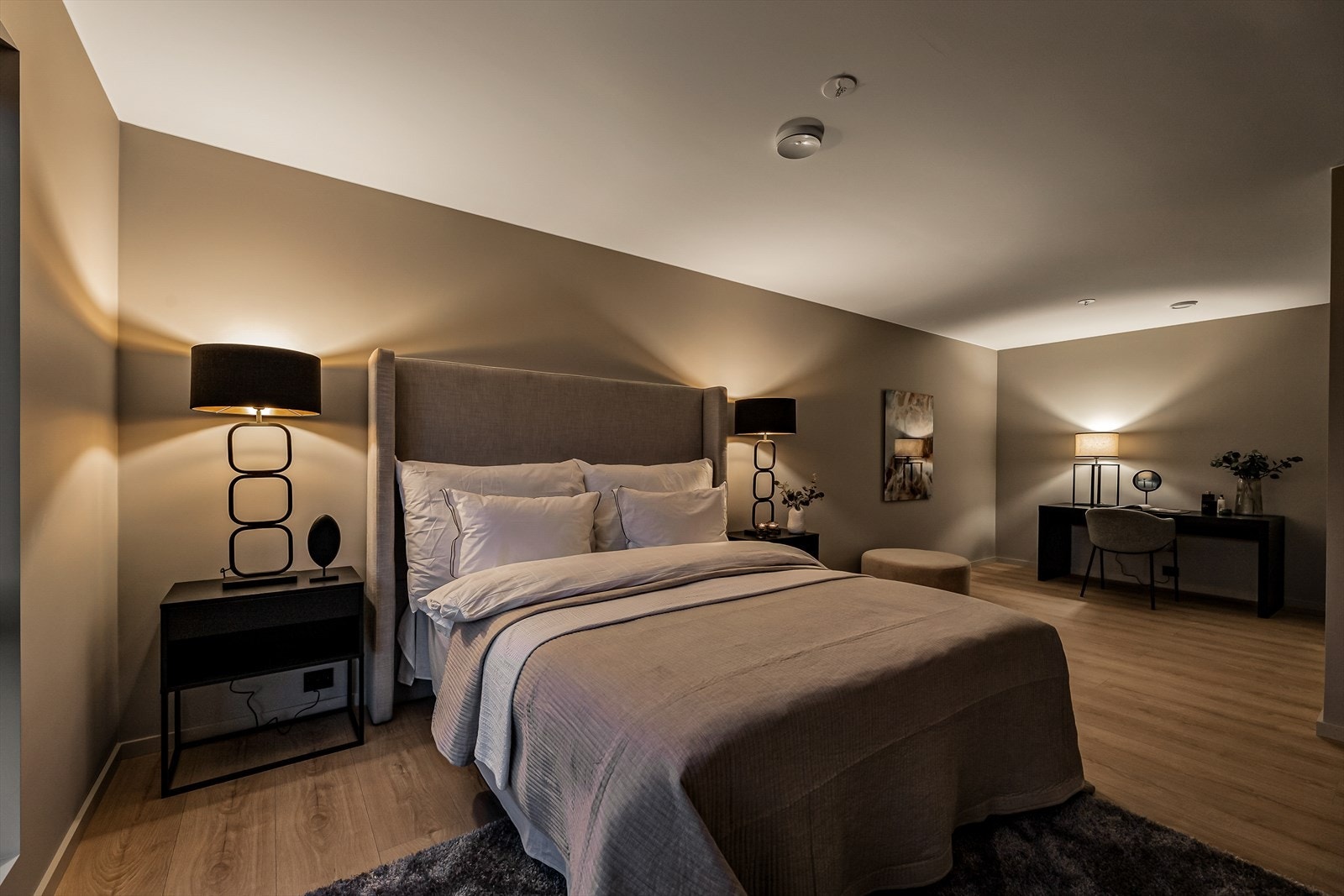 Boligen inneholder et romslig master soverom med avsatt plass til en stor walk-in garderobe.
Bilde er hentet fra en ferdigstilt bolig. Det informeres om at dette er en annen bolig, og vil avvike fra standard leveranse. Galleribilde