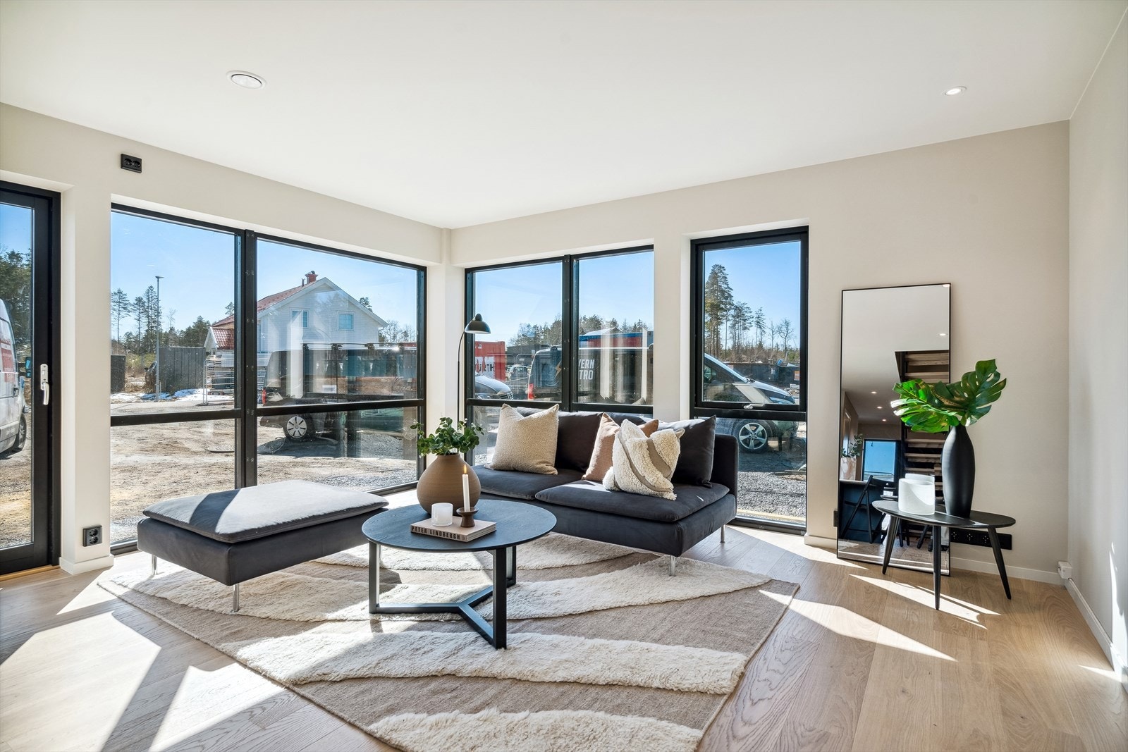 Bilde fra stue i tilsvarende bolig av typen tomannsbolig/rekkehus størrelse 96 kvm. Bildet er ment illustrerende
og ikke helt samsvarende med standard i Frenvikrønningen Galleribilde