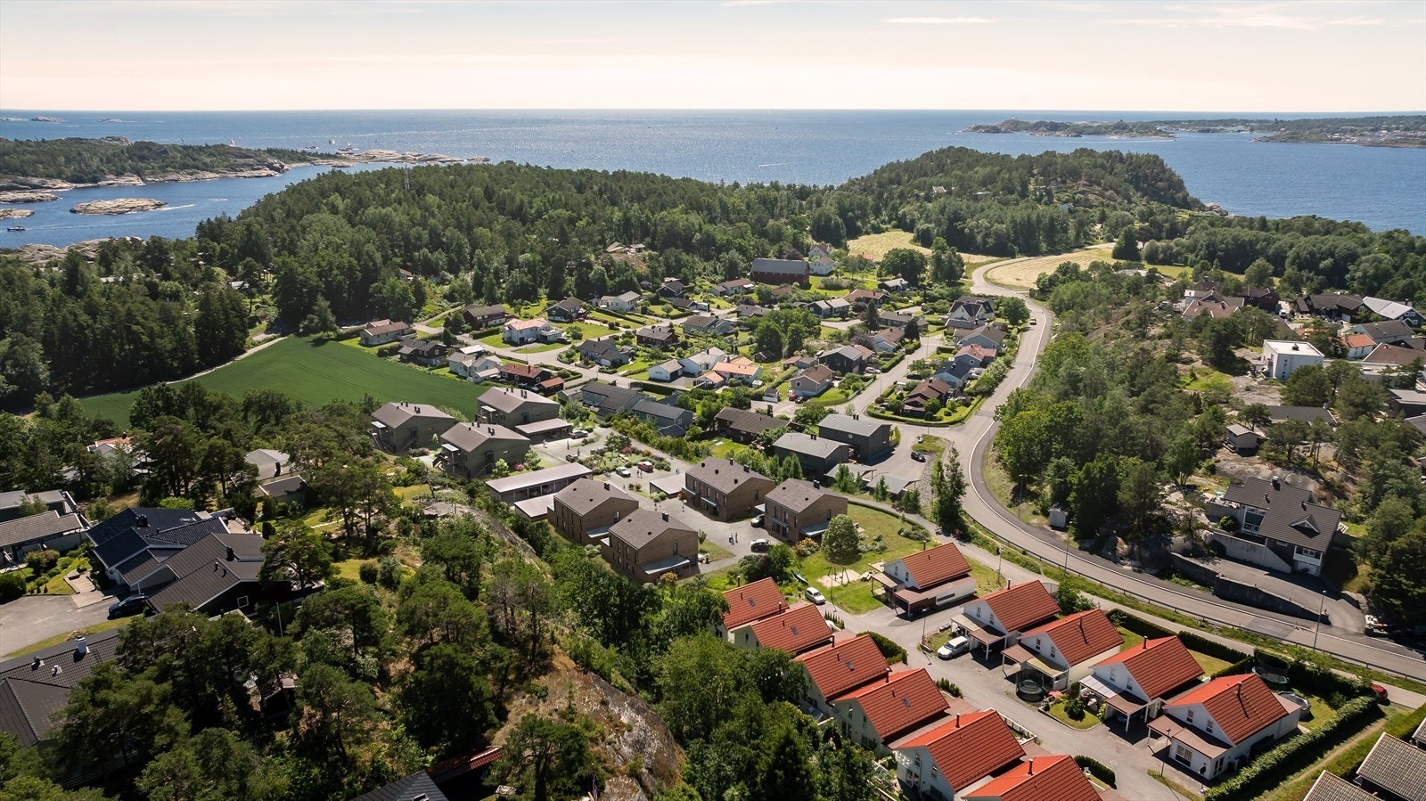 Frenvikrønningen har en flott sjønær beliggenhet med kort vei til strender og flotte turområder. Galleribilde