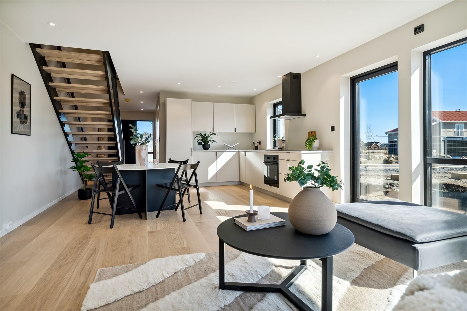 Bilde fra stue/kjøkken i tilsvarende bolig av typen tomannsbolig/rekkehus størrelse 96 kvm. Bildet er ment illustrerende
og ikke helt samsvarende med standard i Frenvikrønningen Galleribilde