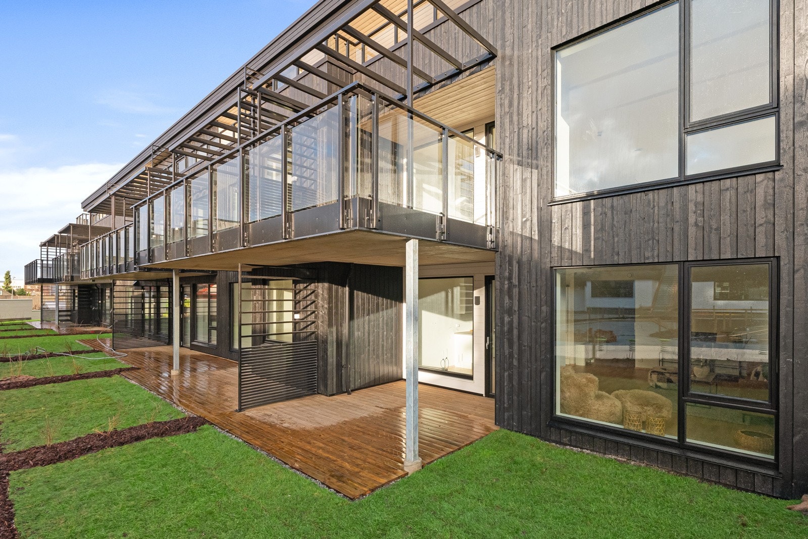 Leiligheten har trappefri adkomst og disponerer egen terrasse og hage Galleribilde