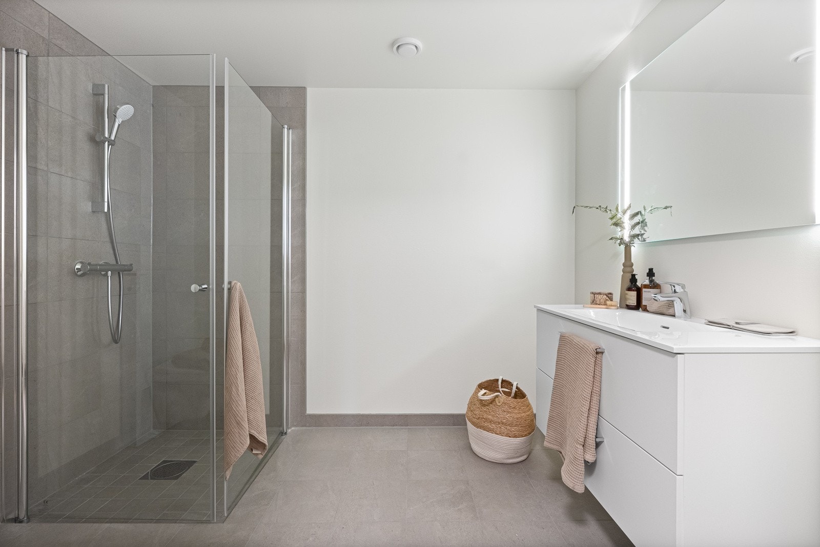 Flott bad med tidløs innredning. Sett ditt eget preg med håndlær. Vil du male en annen farge så gjør du det! Galleribilde