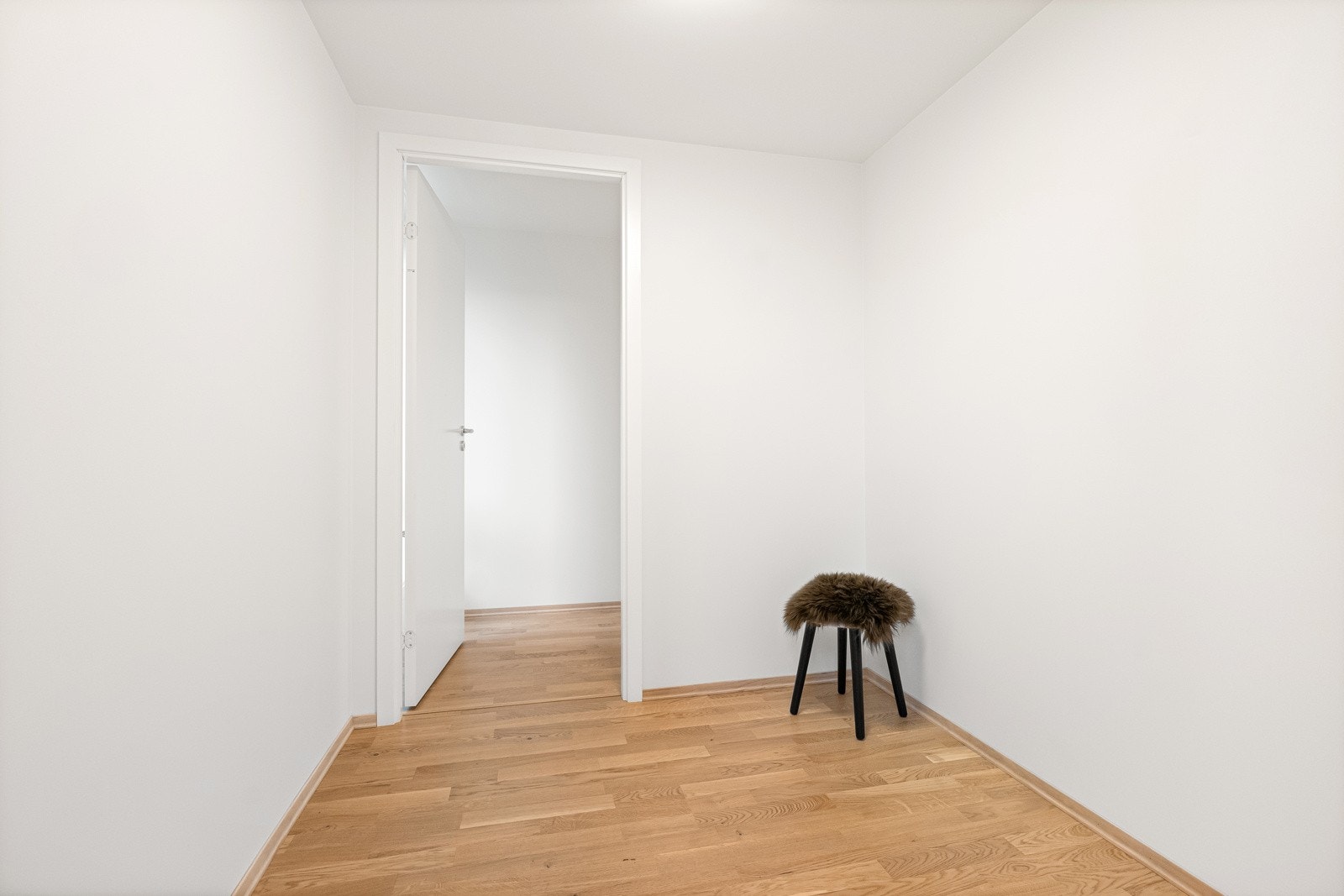 Egen entré med god plass til garderobe. Galleribilde